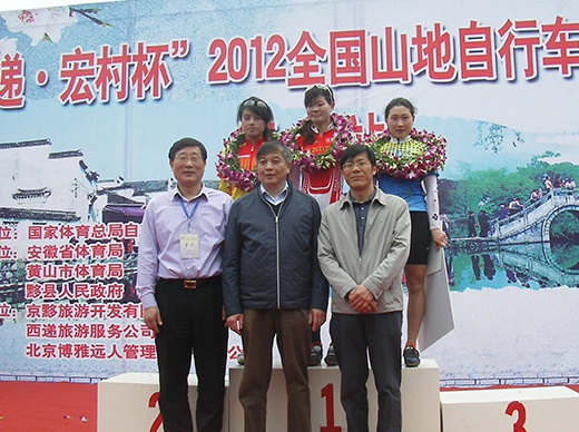 山东选手隋婷婷在2012年全国山地自行车冠军赛中夺得冠军